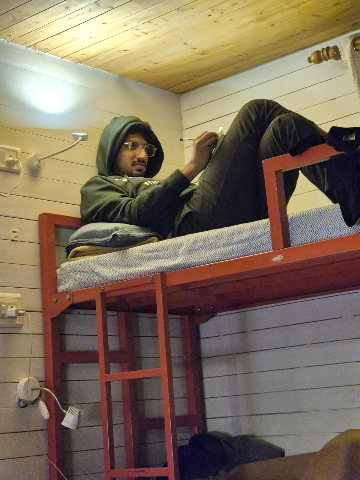 Rinal on a bunk bed, the minimalist